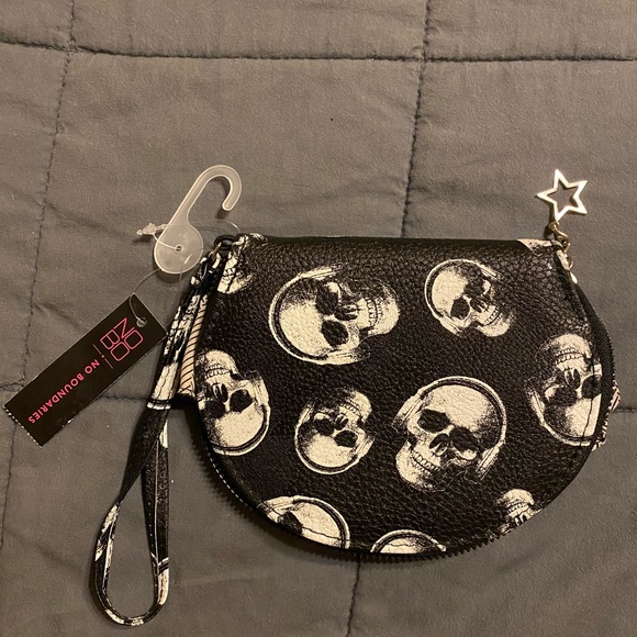 No Boundaries Handbags - New Lyla Black Skull Wristlet Wallet Zipper Pull